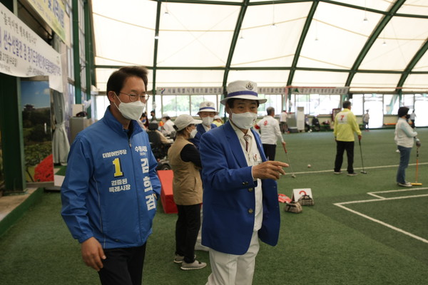 ▲ 수원특례시장 예비후보인 김희겸 전 경기도부지사(행정1·행정2·경제)는 경기도장애인체육회 주최로 27일 오전 8시부터 여기산게이트볼구장에서 열린 제42회 전국장애인체육대회 선수선발전 겸 경기도장애인게이트볼연맹회장기대회를 관전하고 선수들을 응원했다. ⓒ 뉴스피크