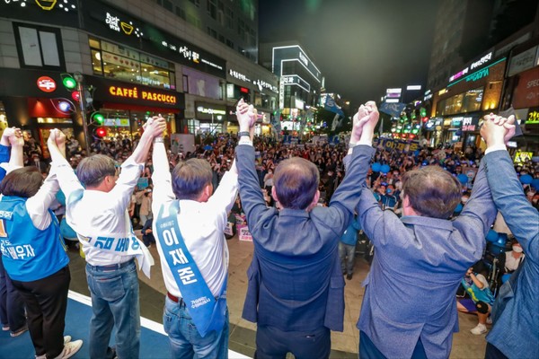 ▲ 이재준 수원시장 후보(더불어민주당)가 31일 젊음의 거리 나혜석거리에서 마지막 유세활동을 하며 “새롭게 도약하는 수원특례시의 미래를 위해 진짜 수원을 생각하고 사랑하는 진짜 수원시장 후보를 선택해달라”고 호소했다. ⓒ 뉴스피크