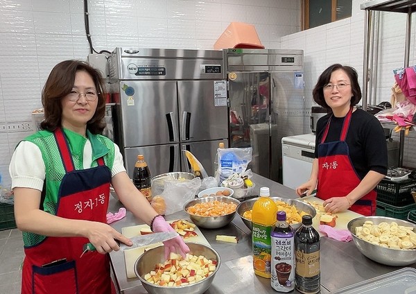 ▲ 수원시 장안구 정자1동 새마을부녀회(회장 이선희)는 지난 23일, 한부모가구를 대상으로 반찬 나눔 행사를 진행했다. ⓒ 뉴스피크