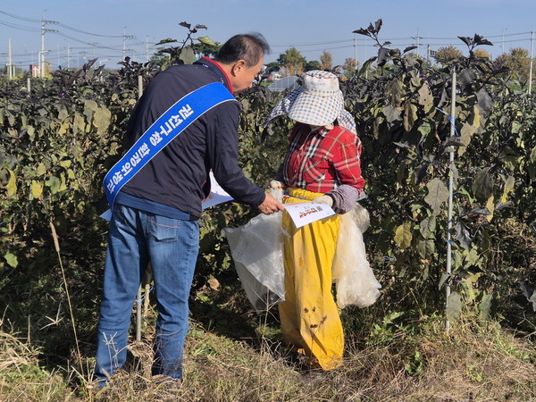 ▲ 수원시 권선구는(구청장 김종석) 31일 당수·입북동 일대에서 영농폐기물 및 생활폐기물에 대한 불법소각 금지 캠페인을 했다. ⓒ 뉴스피크