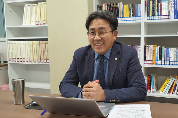 화성시의회 기획행정위원장인 김도근 의원(더불어민주당, 봉담읍·기배동·화산동). ⓒ 뉴스피크