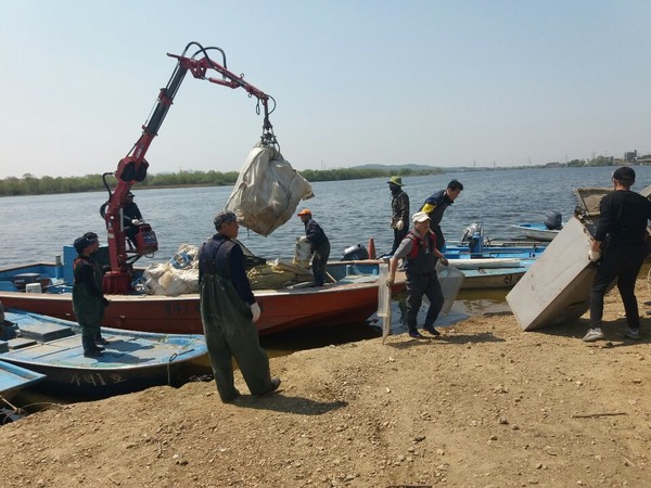 평택시(시장 정장선)와 평택호 내수면 어업인 단체 30여명이 지난 28일 평택호에서 폐어망, 폐어구 및 생활쓰레기 등을 수거하는 활동을 펼쳤다. ⓒ 뉴스피크