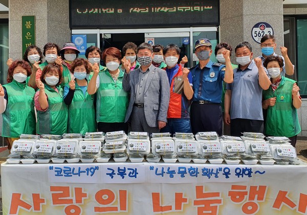 강화군 불은면(면장 김상복)은 불은면새마을부녀회(회장 최옥임)가 독거노인을 위한 ‘사랑의 쑥떡 나눔행사’를 지난 16일 했다고 밝혔다. ⓒ 뉴스피크