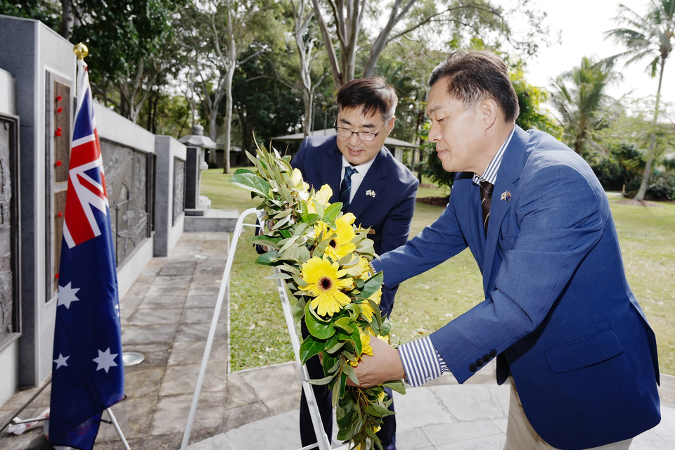 ▲ 이재준 수원특례시장이 지난 3일 퀸즐랜드주 골드코스트 브로드비치 케스케이드가든에 있는 한국전쟁기념비를 찾아 헌화하고 있다.