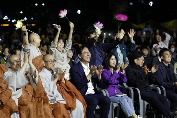 ▲ 부처님 오신날을 앞두고 4일 정조효공원에서 처음 열린 화성시 연등 음악축제가 성공적으로 개최됐다.