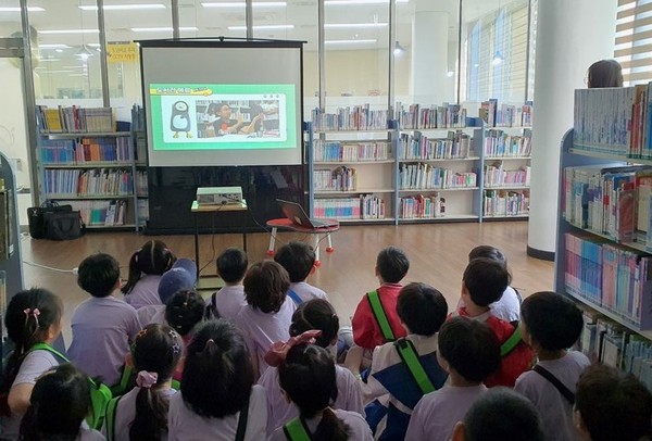 ▲ 수원시 영통도서관이 어린이 전자도서관 즐겨찾기 프로그램을 진행하고 있다.  