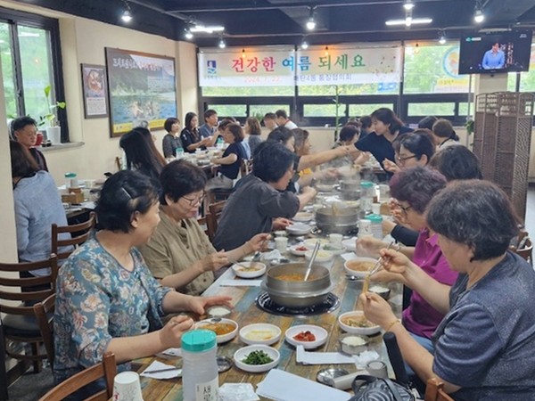 ▲ 수원시 영통구 매탄4동 통장협의회(회장 진영선)는 22일 건강한 여름나기를 위한 복달임 행사를 개최했다. ⓒ 뉴스피크