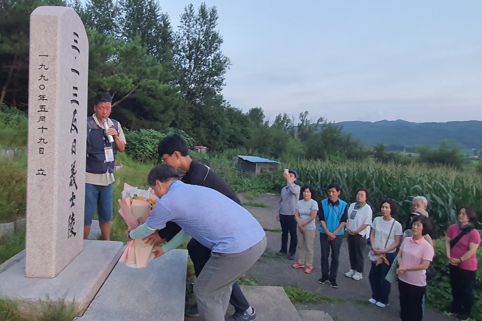 ▲ 필동 임면수선생 탄생150주년 기념사업회(아래 기념사업회)가 8월 6일부터 11일까지 5박 6일간 〈수원의 독립운동가 필동 임면수선생 탄생 150주년 기념 ‘만주독립운동의 발자취를 찾아서’〉 역사 답사를 다녀왔다. 3.13반일의사릉에 헌화하는 모습.