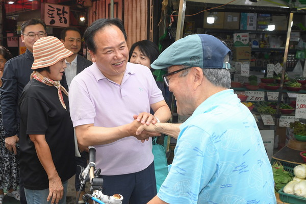 ▲ 이권재 오산시장, 추석맞이 '사랑으로 나누는 장보기 행사' 진행