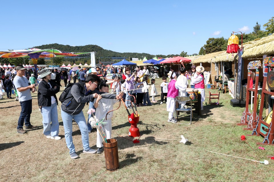 ▲ 가족과 친구, 연인들이 바우덕이 축제장을 방문해 다채로운 체험을 즐기고 있다.