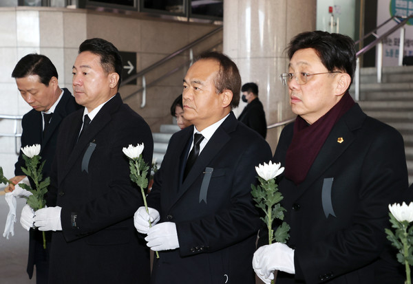 ▲  성남시의회 이덕수 의장, 안광림 부의장, 정용한 국민의힘 대표의원, 이준배 더불어민주당 대표의원을 비롯한 성남시의회 의원들이 제주항공 여객기 참사 희생자를 애도하기 위해 12월 31일 수원역사 로비 인근에 마련된 합동분향소를 방문하여 참사 희생자들을 추모했다.