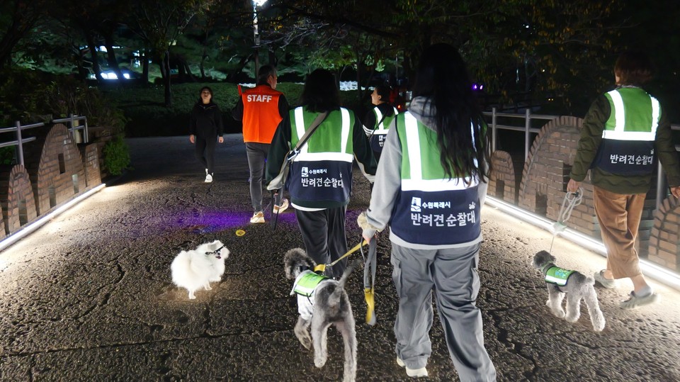 ▲ 수원시 반려견 순찰대가 장안구 송죽동 주택밀집지역에서 수원 중부경찰서와 함께 합동 순찰을 하고 있다.